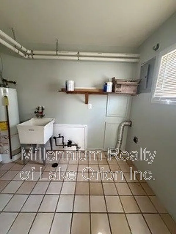 3 bed, 1.0 bath, 955 sqft, $1,250 — Photo 4