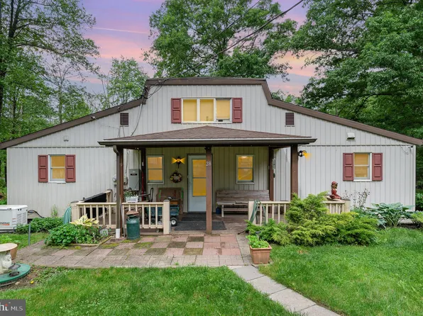 28 Pine Tree Dr, Newville, PA 17241