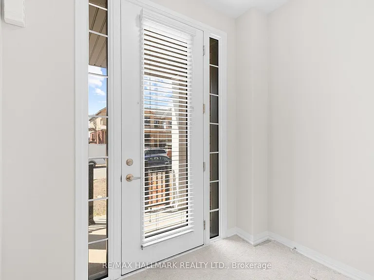 16 Crossmore Cres — Photo 3