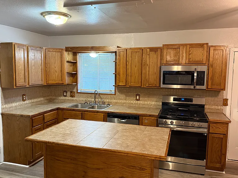 1518 Maple St — Photo 4