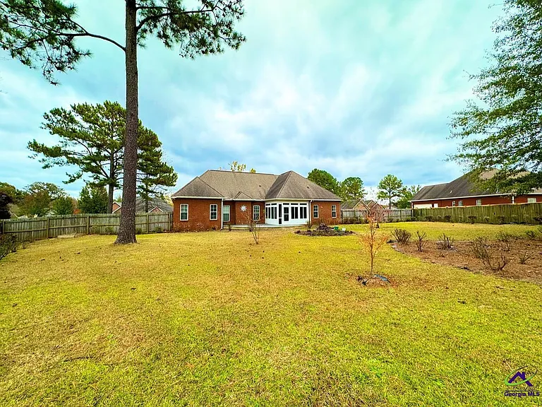 701 Victoria Cir — Photo 27