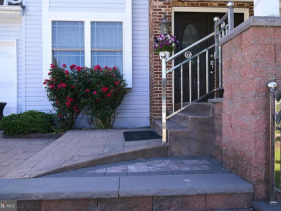 3rd image of 8905 Springview Rd
