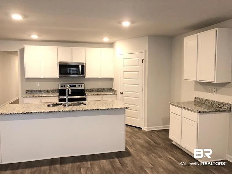 4 bed, 2.0 bath, 1787 sqft, $2,200 — Photo 2
