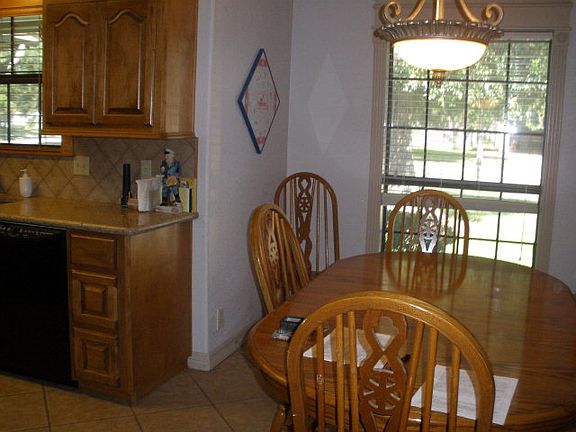 4th image of 618 Dogwood St