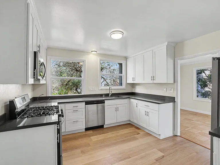 Renovated 3br W/ Dining Room. Views! Parking Avail., Free Laundry! — Photo 6