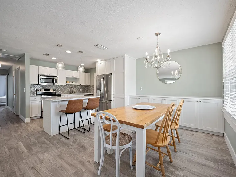 537 Margaret St — Photo 15