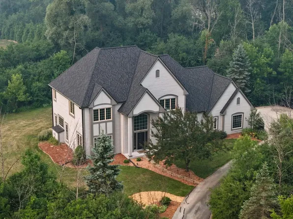 1055 W Heather LANE, River Hills, WI 53217