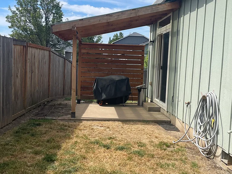 596 Cameron St NE — Photo 16