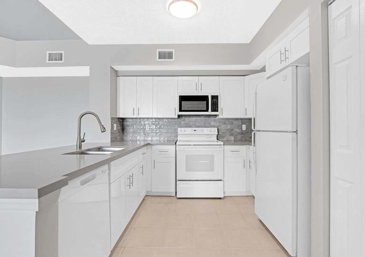 Modern Living in Miramar 2 Bed/2 Bath Condo! — Photo 4