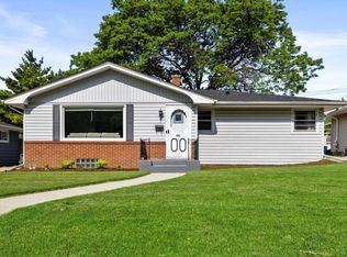 930 Echo Ln, Racine, WI 53406