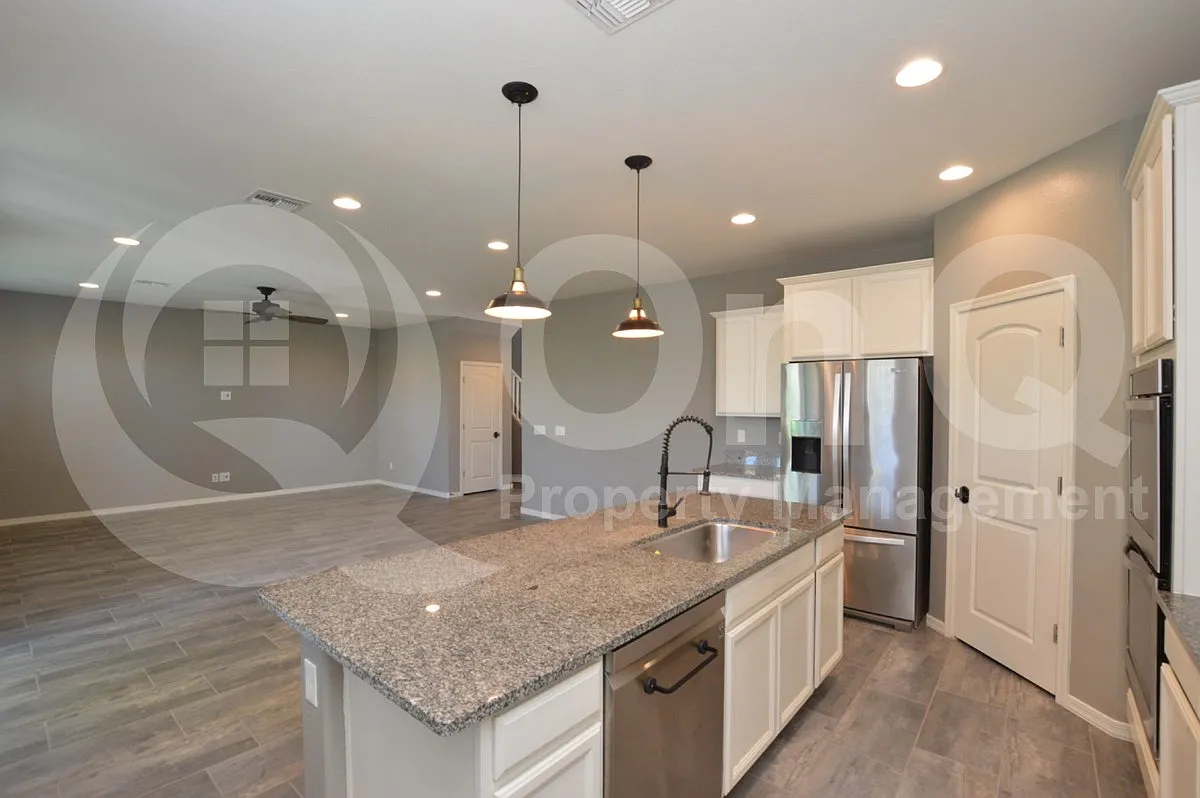 3 bed, 2.5 bath, 1923 sqft, $2,350 — Photo 4