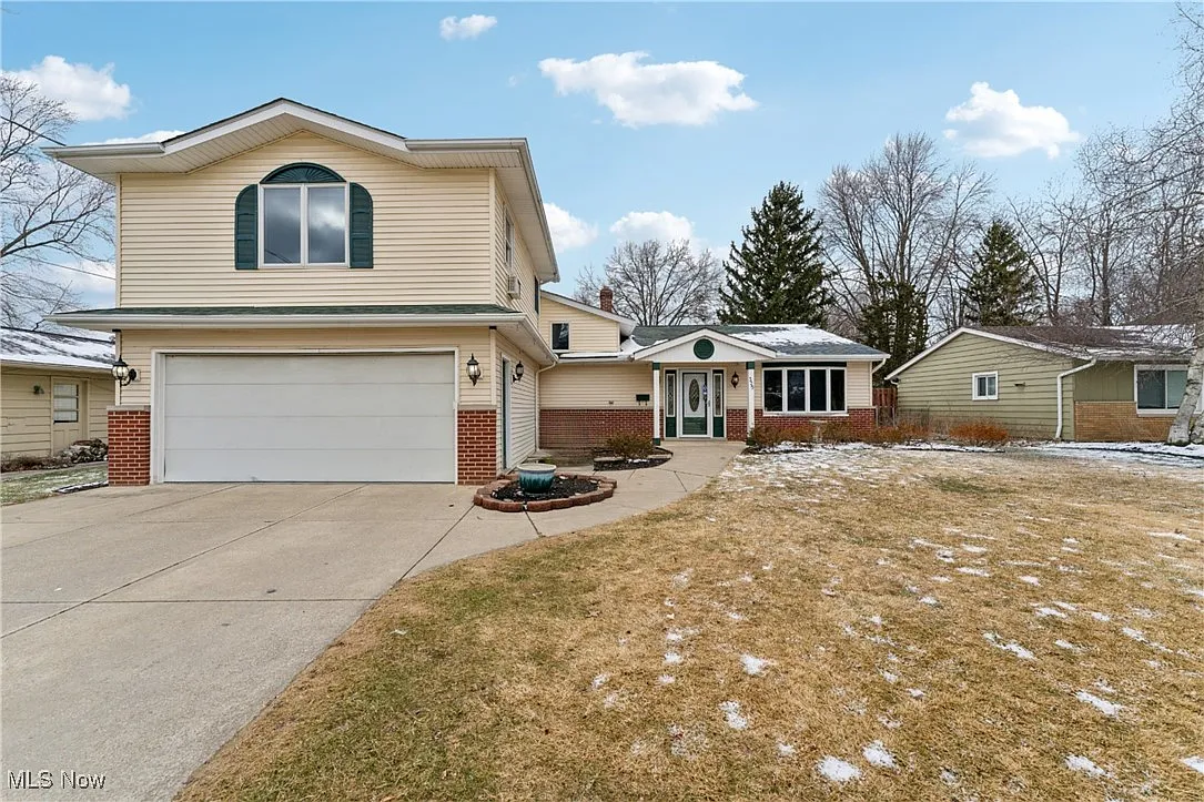 325 Robin Dr photo 1