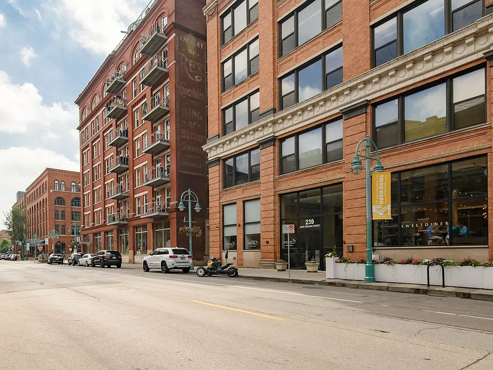 239 E Chicago St #307