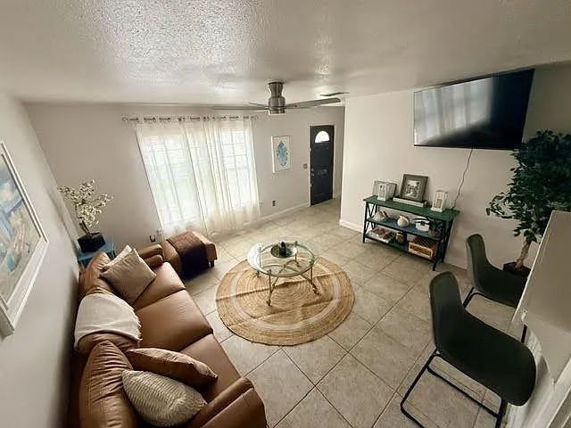 4 bed, 2.0 bath, 2300 sqft, $1,364 — Photo 3