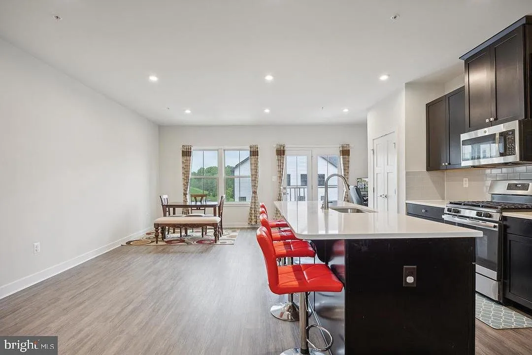 4 bed, 3.5 bath, 2120 sqft, $3,000 — Photo 4