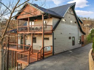 561 Edgewood Dr, Gatlinburg, TN 37738