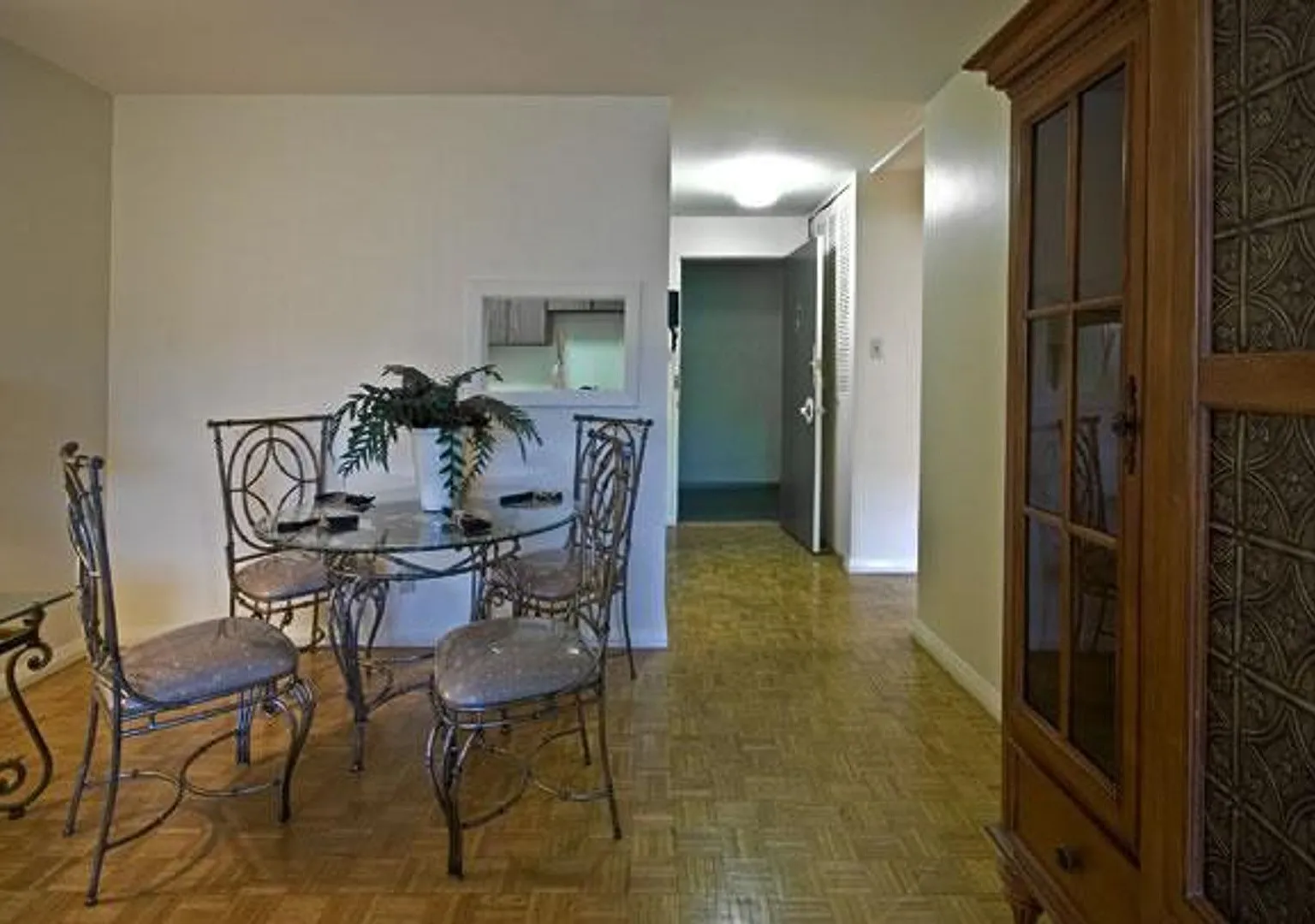 Charming 2 Bedroom-No Broker Fee — Photo 3