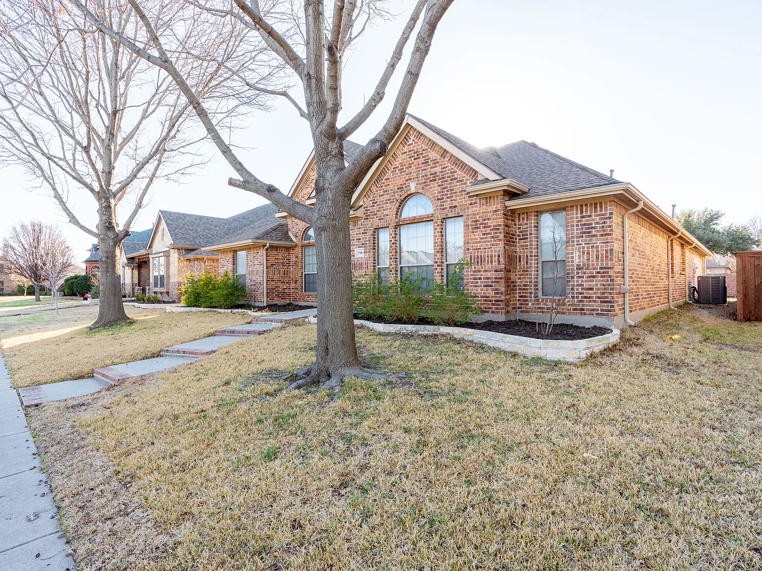 4 bed, 2515 sqft, $2,695 — Photo 2