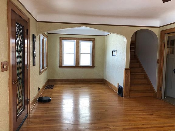 5th image of 327 Dawson Ave