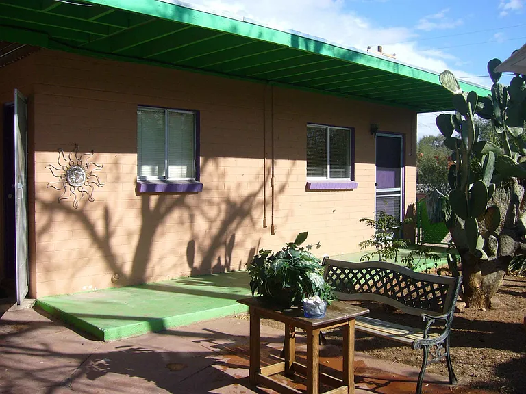 916 N Bryant Ave — Photo 1