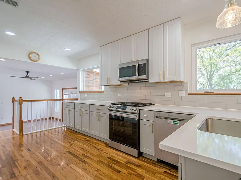 227 Devonshire Dr — Photo 18