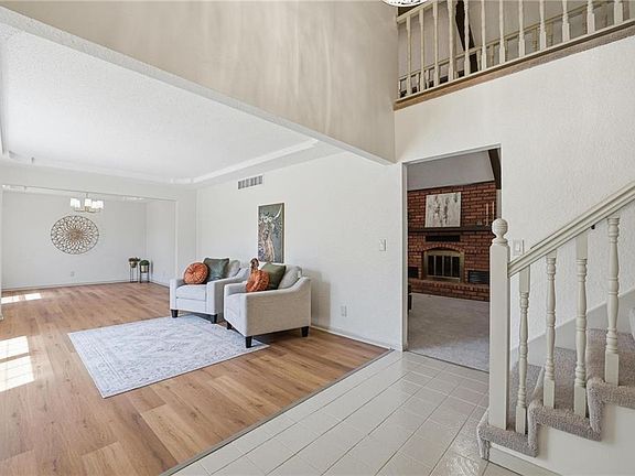 4th image of 211 NE Hearnes Ave