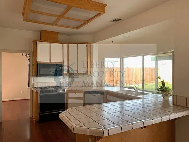 3 bed, 1853 sqft, $2,450 — Photo 4