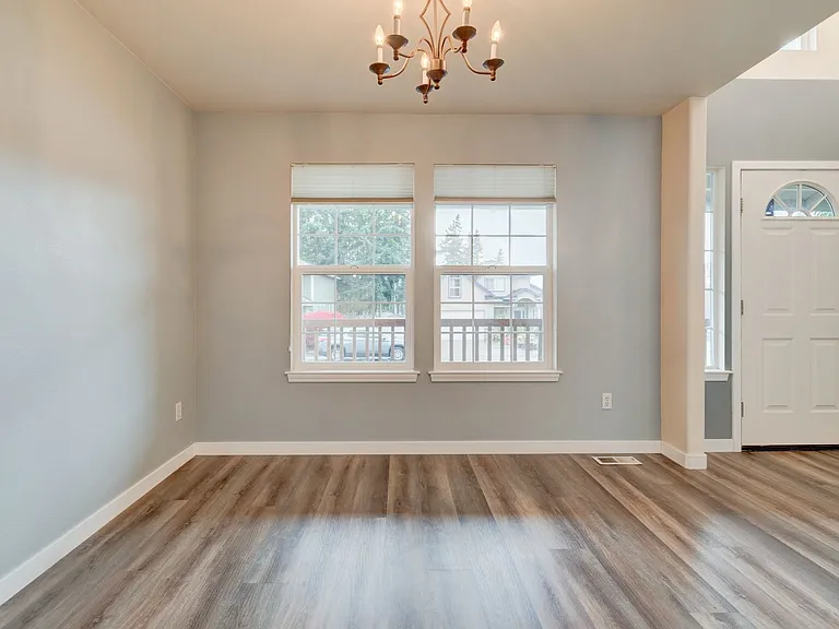 536 SW Regency Dr — Photo 5