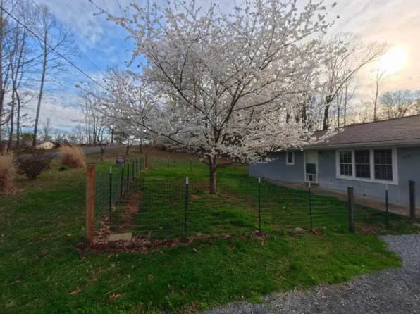 1052 Sunset Cir, Newport, TN 37821