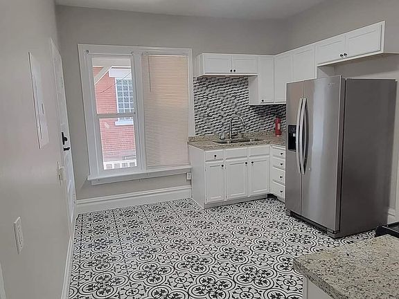 4th image of 995 S Lincoln St #5
