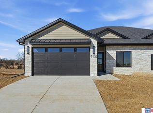 9132 Lucena Dr, Lincoln, NE 68520
