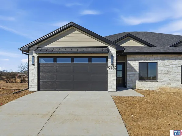 9132 Lucena Dr, Lincoln, NE 68520
