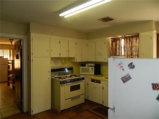 2nd image of 8521 S Claiborne Ave