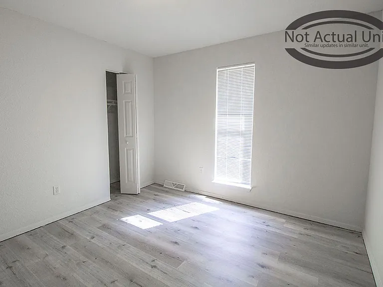 1013 W Ash St — Photo 12
