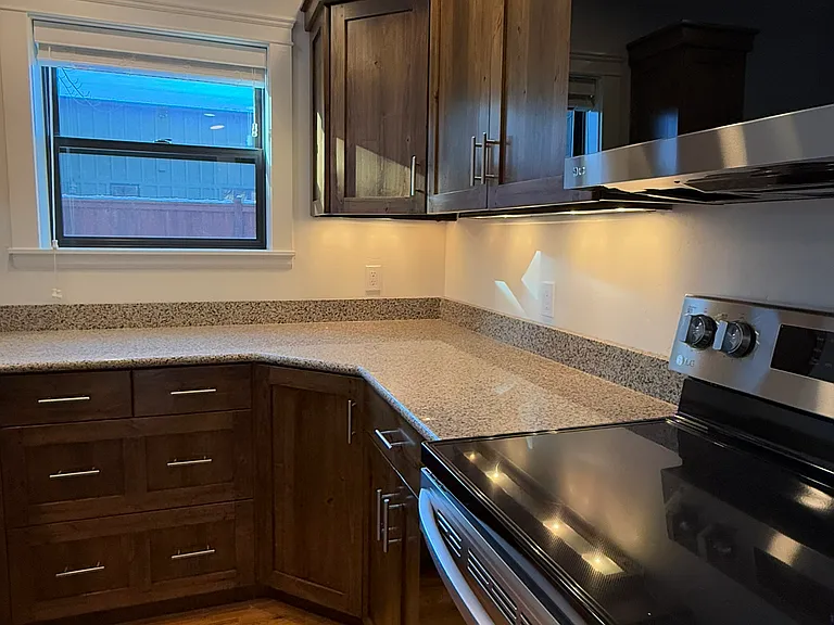 521 W 2nd St — Photo 18