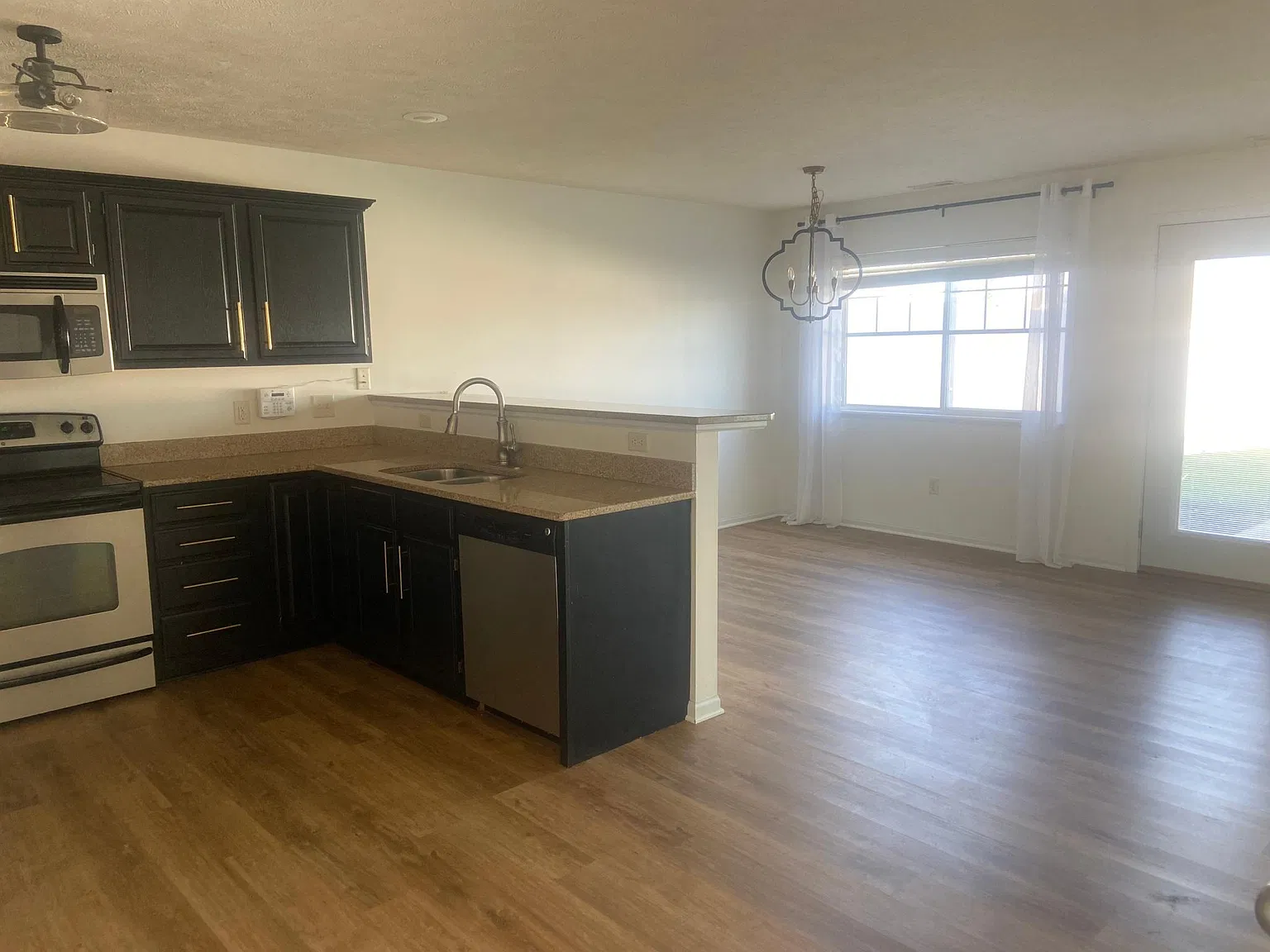 3 bed, 2.5 bath, 1700 sqft, $1,900 — Photo 3