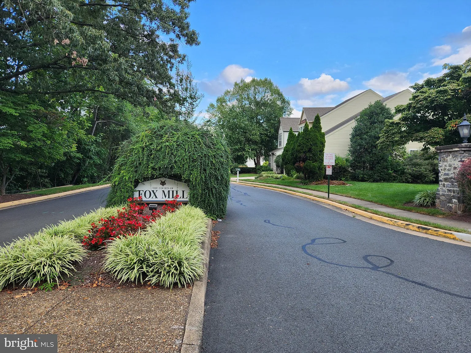 3 bed, 3.5 bath, 2672 sqft, $4,950 — Photo 2