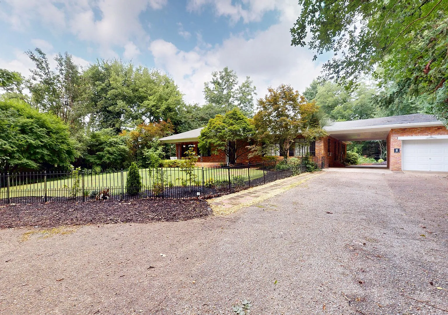 Private Hilltop Retreat Overlooking Prattville — Photo 3