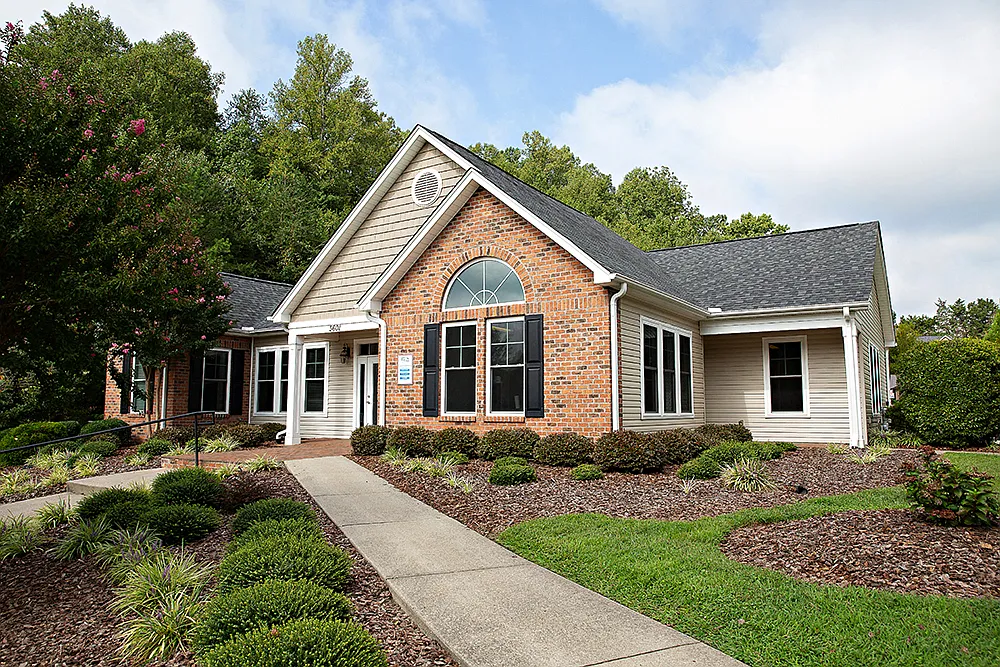 Laurel Bluff Apartments and Townhomes — Photo 2