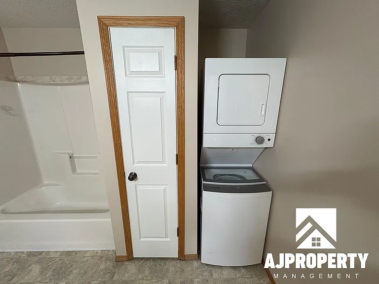 925 S Newcomb Ave — Photo 10