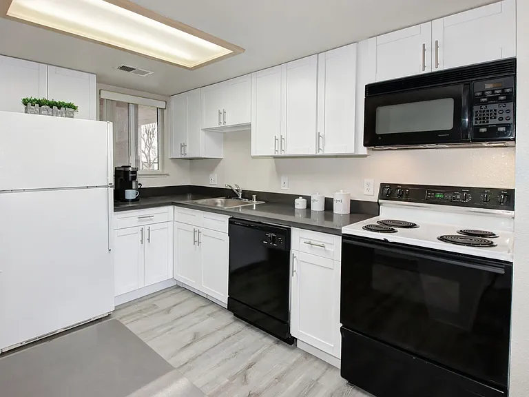 Glacier Point Apartments — Photo 10