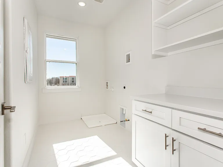 917 Protea St — Photo 34