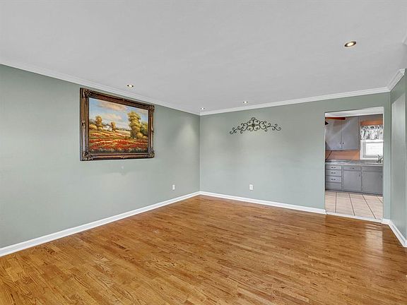 4th image of 3728 Hawthorne Dr