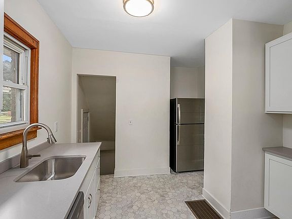 5th image of 2041 Francis Ave SE