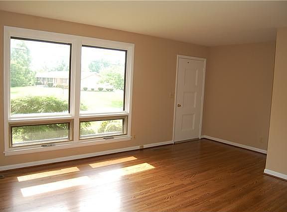3rd image of 283 Clovernook Dr