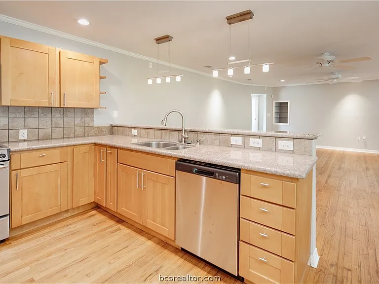 1004 Edgewood Dr — Photo 12