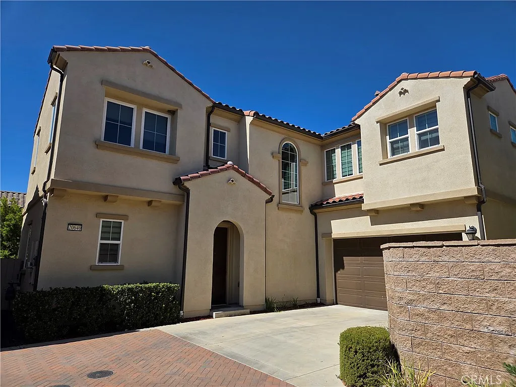 5 bed, 2365 sqft, $5,950 — Photo 1