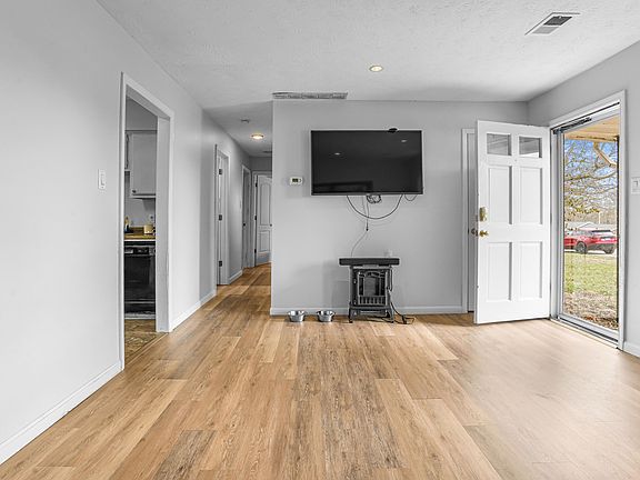 3rd image of 91 Lakeview Dr