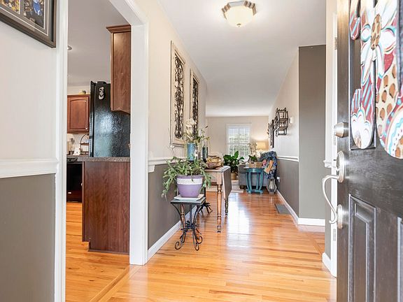 4th image of 1076 Amberley Way