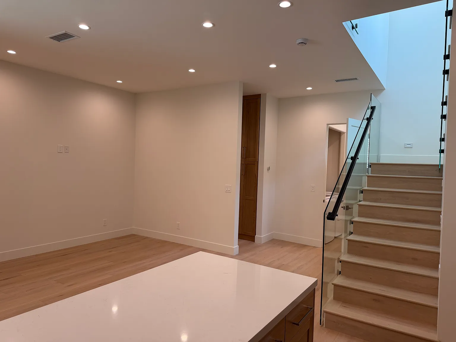 3 bed, 2.5 bath, 1130 sqft, $6,450 — Photo 2